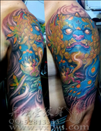 彩色唐狮包臂纹身