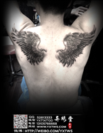 背部黑白翅膀纹身