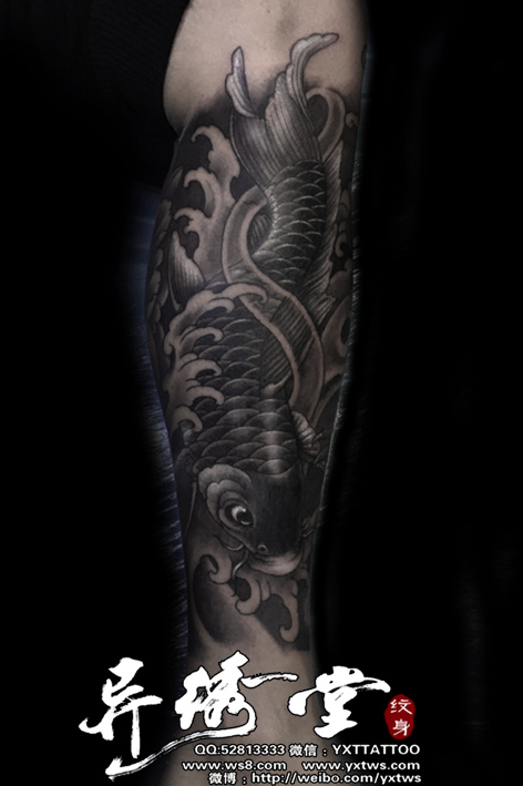 小腿黑白鲤鱼纹身