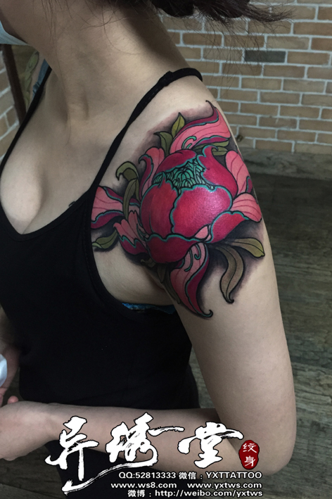 美女肩膀花纹身